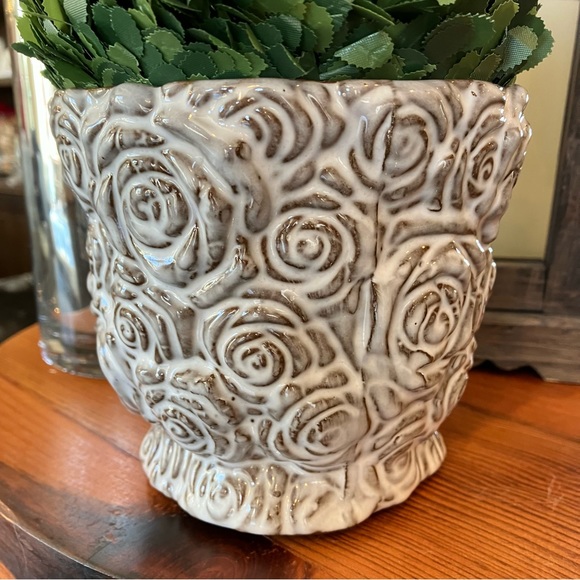 New Pottery Barn Rose Ceramic Cachepot, Grey Rosebud Planter, Small White Pot - Picture 7 of 14
